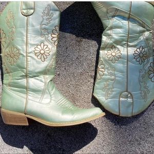 ISO LOOKING FOR vintage metallic/iridescent cowboy western boots!